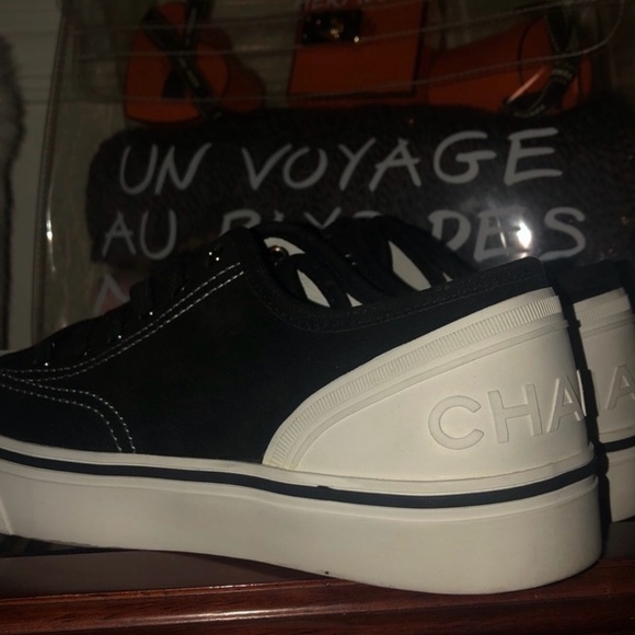 CHANEL SUEDE/VELOUR SNEAKERS BEAUTIFUL AND NEVER WORN ONLY ACROSS MY CARPET - Picture 3 of 16